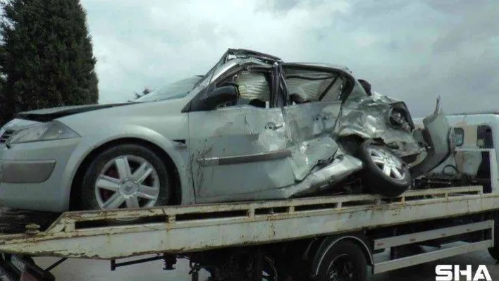 Tuzla'da ıslak zeminde kayan otomobil ile kamyon çarpıştı: 2 yaralı