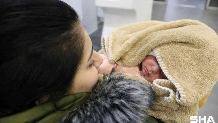Ukrayna'da sığınakta doğan 5 günlük minik kız bebeği Türkiye'ye geldi