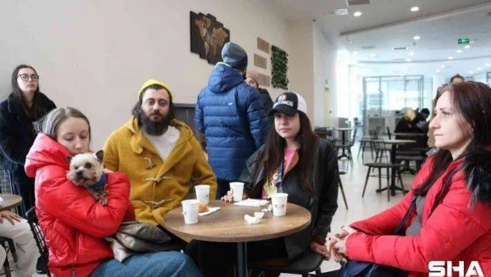 Ukrayna'dan Türkiye'ye dönen vatandaşlar, Türkiye'ye adım atmanın mutluluğunu yaşıyor