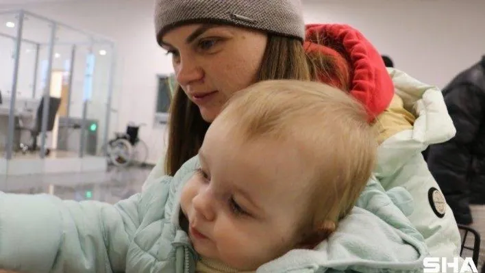 Ukraynalı ve Türk anneler bebekleriyle Türkiye'ye geldi