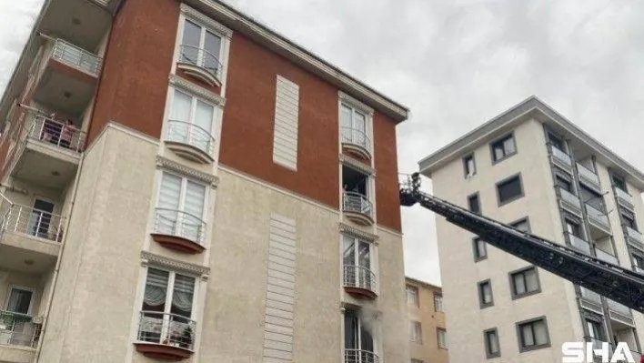 Ümraniye'de apartman dairesi alev alev yandı, 10 kişiyi itfaiye kurtardı