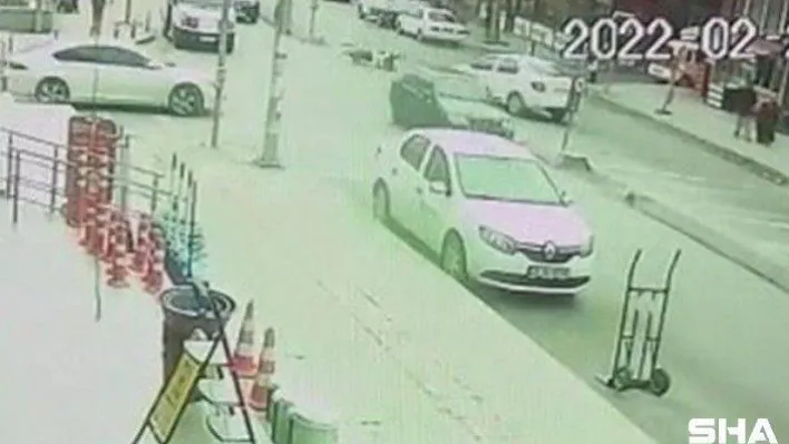 Ümraniye'de hata dolu kaza: Ehliyetsiz sürücü kiralık araçla motosikletliye çarptı