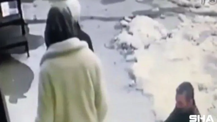 Ümraniye'de hırsız, kimseye aldırış etmeden demir korkulukları çaldı