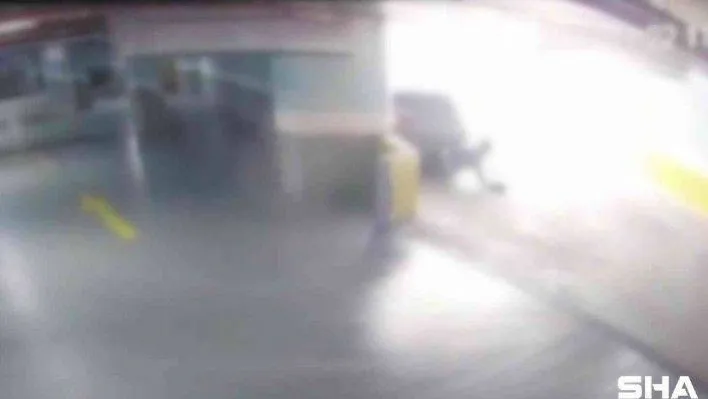 Ümraniye'de, kadının el frenini çekmeyi unuttuğu otomobilinin altında kaldığı anlar kamerada