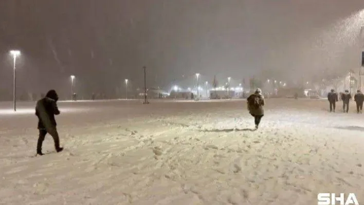 Üsküdar'da kar yağışını fırsat bilen vatandaşlar sahile akın etti
