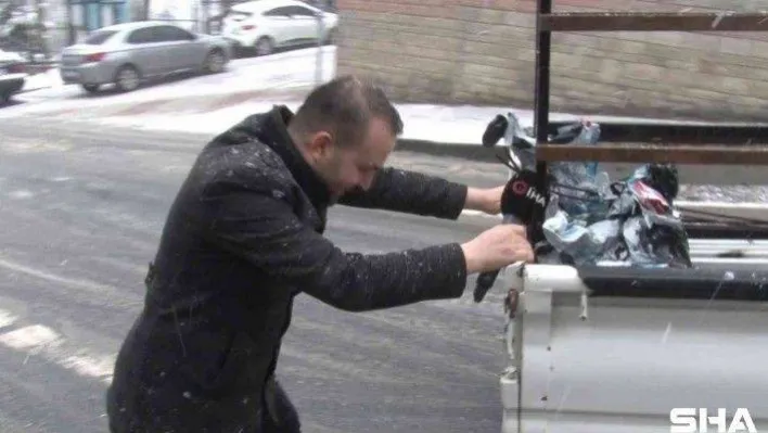 Üsküdar'da yolda kalan sürücülerin yardımına gazeteciler yetişti