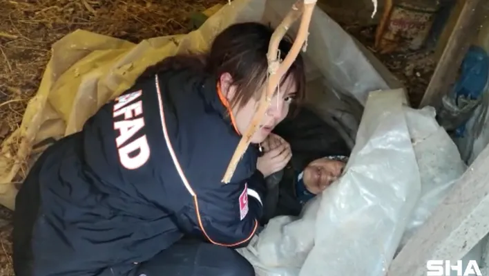 Yaşlı kadın donmak üzereyken bulundu, AFAD ekibi ellerini nefesiyle ısıttı