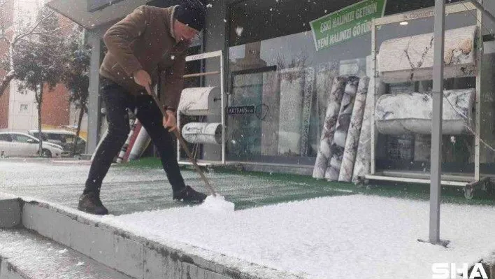Yoğun kar yağışı Anadolu Yakası'nda etkisini göstermeye devam ediyor