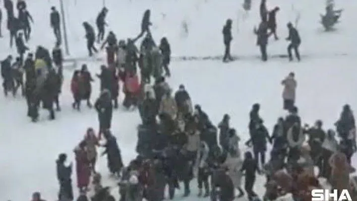 Yüzlerce öğrenci kar tatili haberini halay çekerek kutladı