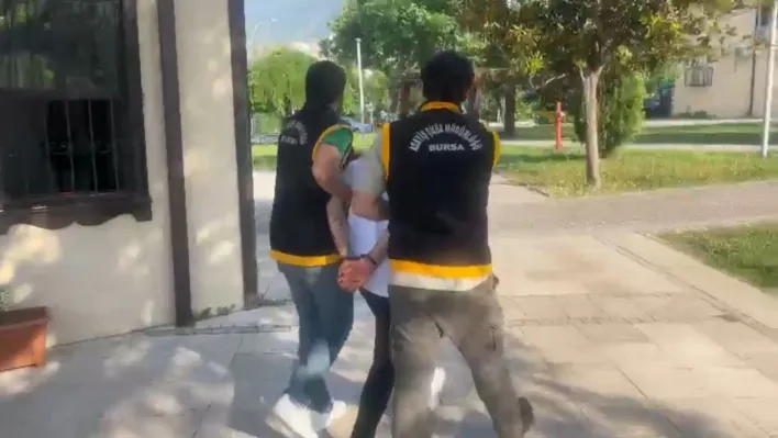 25 yıl hapis cezasıyla aranan suç makinesi, Cumhuriyet Caddesi'nde güzellik merkezi broşürü dağıtırken yakalandı