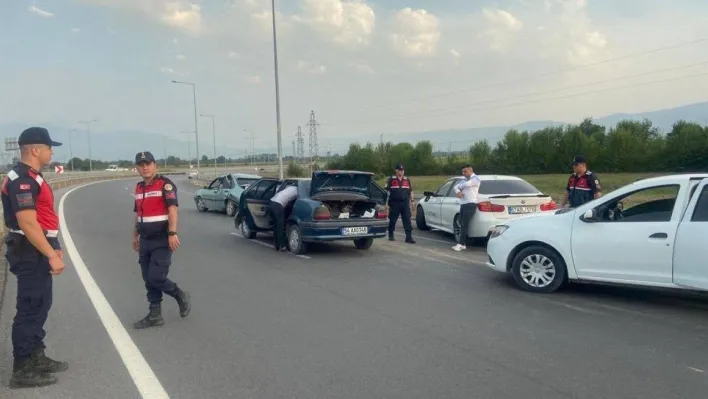 3 otomobilin karıştığı zincirleme kazada 1'i bebek toplamda 2 kişi yaralandı