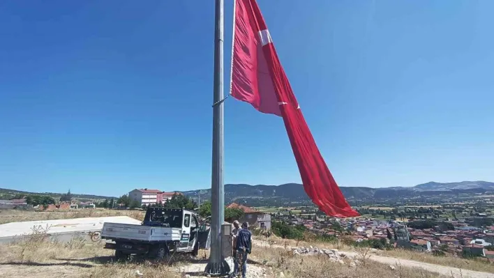 30 metre yükseklikte dalgalanan Türk bayrağı yenilendi