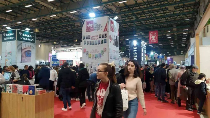 39'uncu Uluslararası İstanbul Kitap Fuarı'nda hafta sonu yoğunluğu