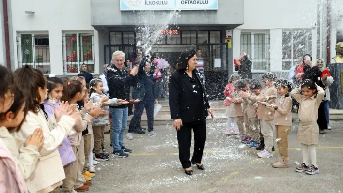 39 yıllık eğitimciye unutulmaz veda: Gözyaşlarıyla uğurlandı