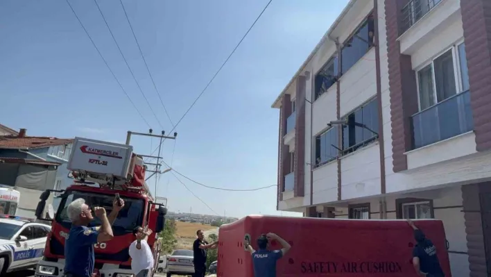 4 aylık bebeği rehin aldı, 'yaklaşmayın' diyerek balkondan bal kabağını fırlattı