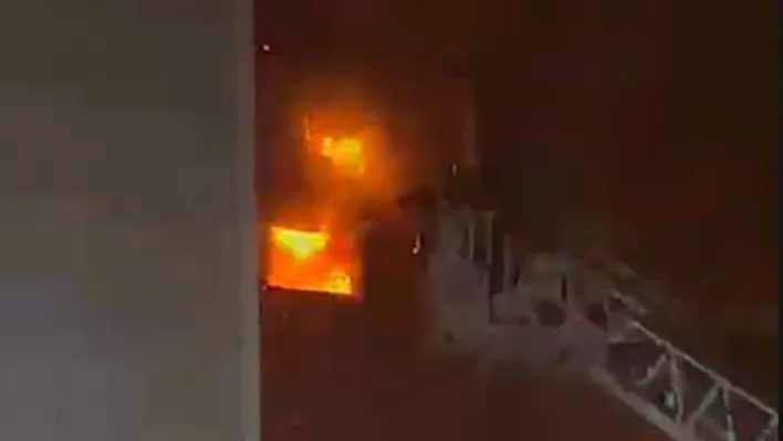 4 katlı mobilya deposunda yangın: Ürünler kullanılamaz hale geldi