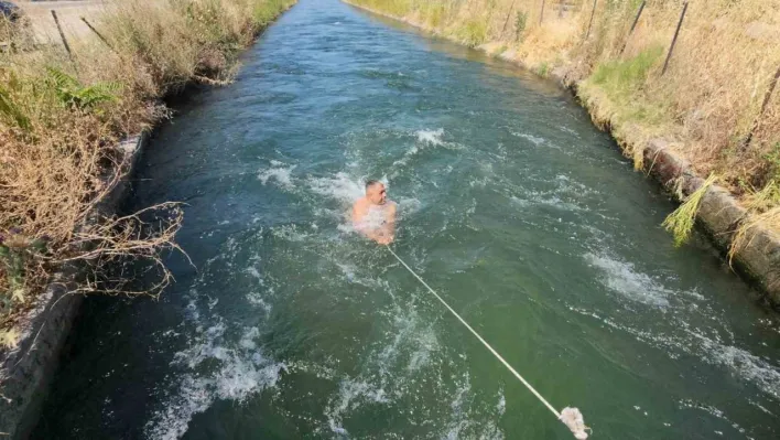40 derecede sulama kanalında serinlediler