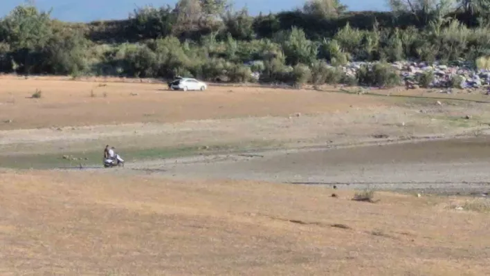 43 yıldır sulama yapılan gölet kurudu