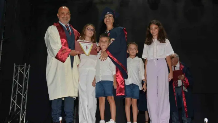 46 yaşında diş hekimi oldu, diplomasını 4 çocuğu ile aldı