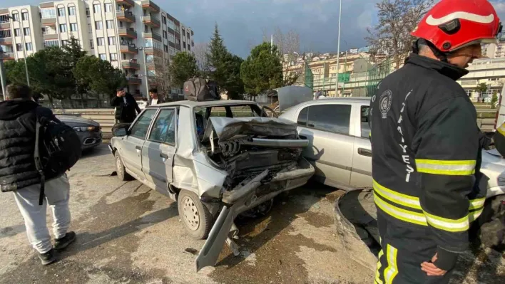 5 aracın karıştığı zincirleme kazada 2 kişi yaralandı