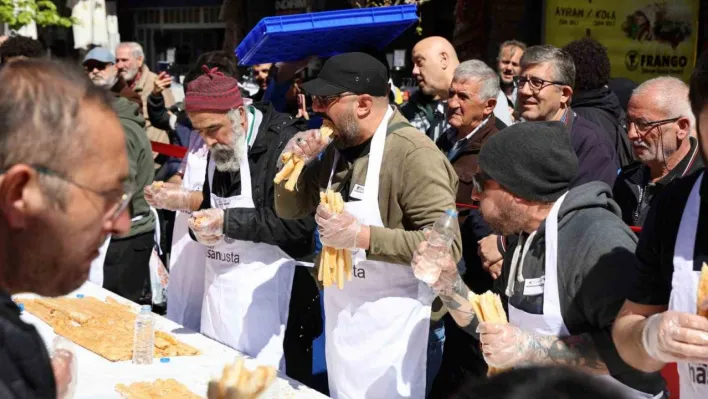5 dakikada 11 metre börek yedi, 10 gram altının sahibi oldu