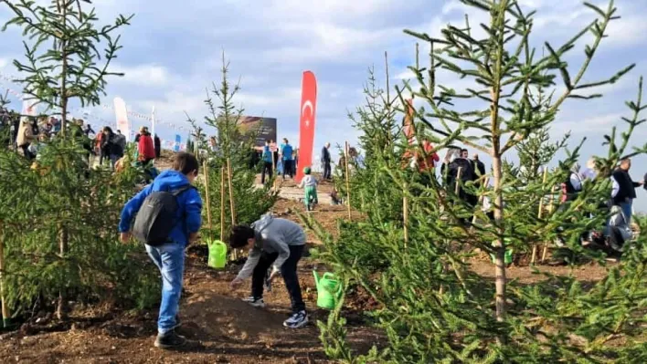 6 öğrenci topluluğu fidanları toprakla buluşturdu