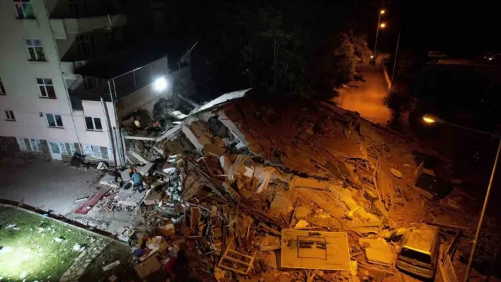 6,1'lik depremde 1 kişinin hayatını kaybettiği enkaz havadan görüntülendi