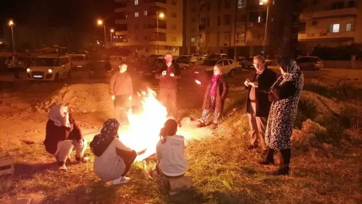 6.4 büyüklüğündeki depreme evde yakalanan vatandaş o anı gözyaşları ile anlattı