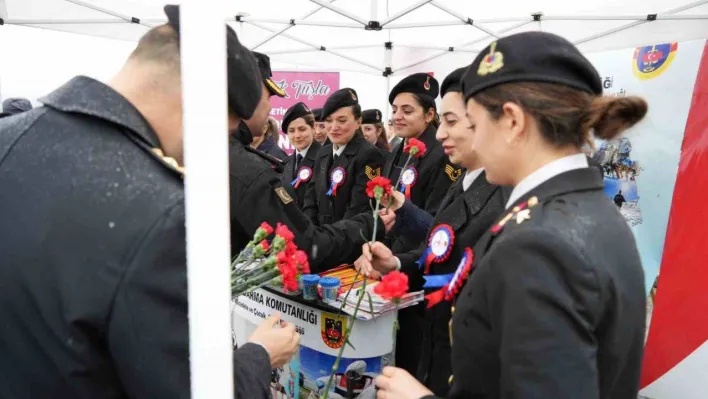 8 Mart Dünya Kadınlar Günü'nde kadın astsubaylardan Boğaz'da nefes kesen gösteri