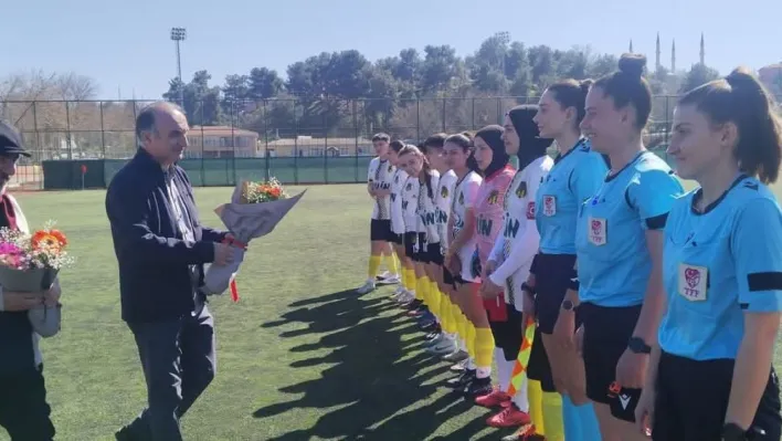 8 Mart'ta kadın hakem ve futbolculara çiçek verildi