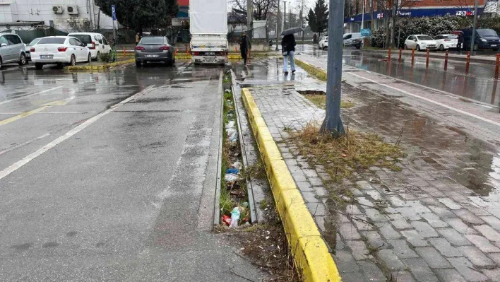 Açık otopark alanında mazgallar çalındı, vatandaşlar isyan etti