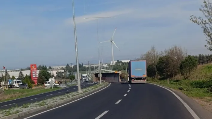 Açılan kamyon damperi kamera ve aydınlatma direklerini yıktı