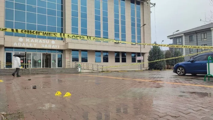 Adalet Sarayı önünde koca dehşeti: Boşanmak istediği eşini silahla vurdu