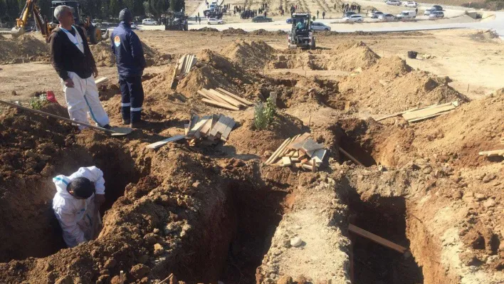 Adana'da depremde ölen 500'den fazla vatandaş için mezarlar açılıyor
