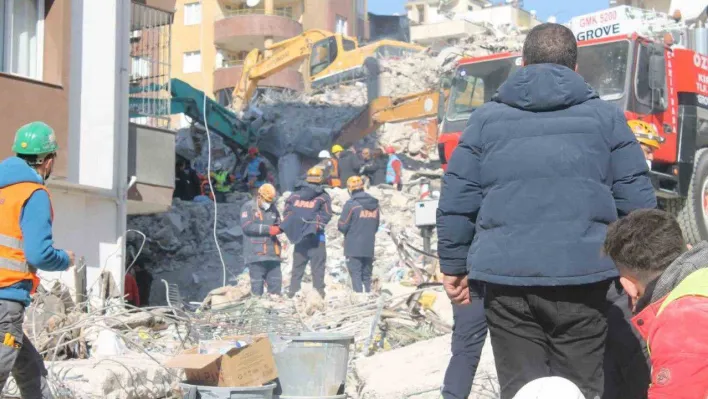 Adana'daki Ekim Apartmanı'nda arama kurtarma çalışmaları sürüyor