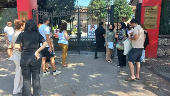 Adaylar sınıfta, aileler dışarıda ter döküyor