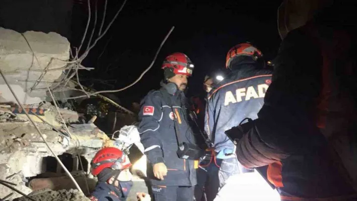 Adıyaman'da enkazdan iki kadın sağ çıkarıldı