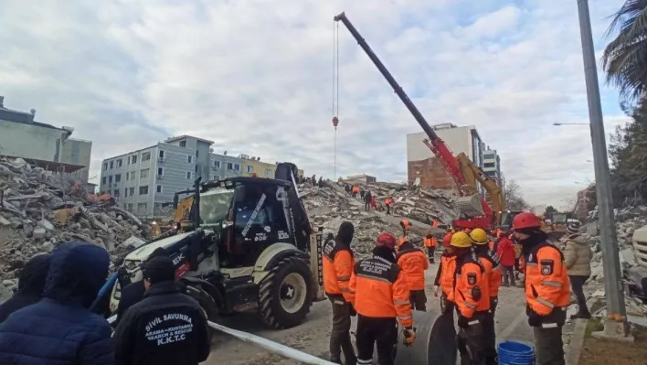 Adıyaman İsias Otel'de arama kurtarma çalışmaları sürüyor