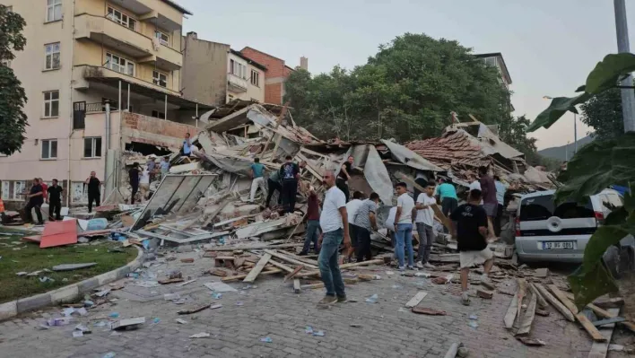 AFAD: 'Balıkesir Sındırgı merkezli saat 19.53'te 6.1 büyüklüğünde deprem meydana geldi. Deprem yerin 11 km derinliğinde meydana geldi.'