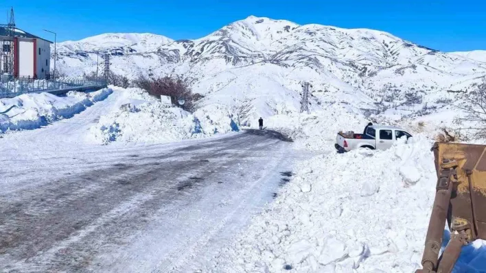 Afet bölgesinde kar ve heyelandan dolayı ulaşılamayan köylerde yol açma çalışması yapılıyor