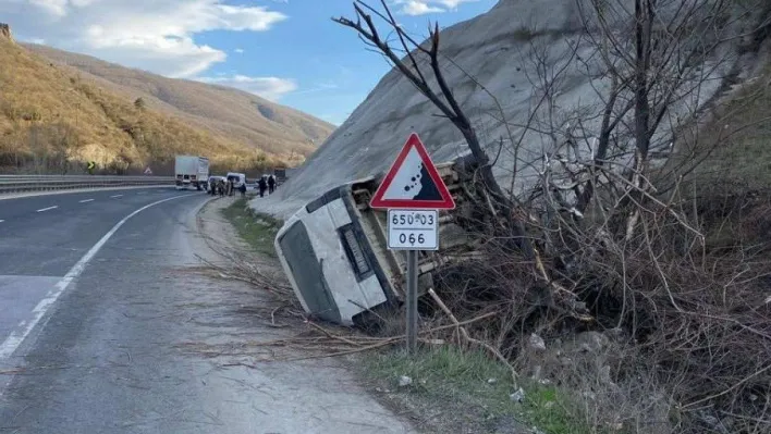 Ağaca çarparak durabildi, 4 kişi yaralandı