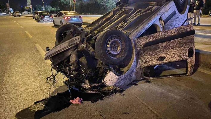 Ağaca çarpıp takla atan aracın sürücüsü olay yerinden kaçtı