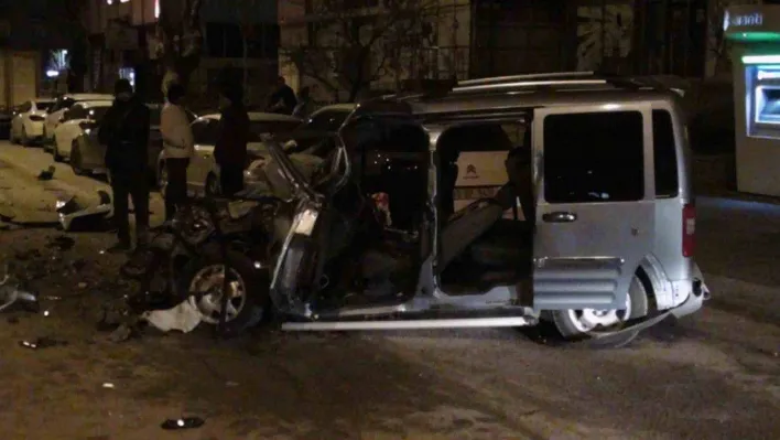 Ağır yaralı sürücü hastaneye sevk edilirken arabasını sayıkladı