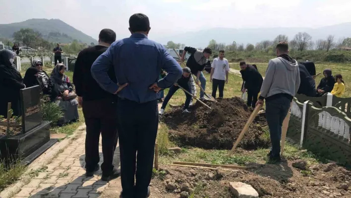 Aile katliamı yapan şahıs cenaze namazı kılınmadan defnedildi