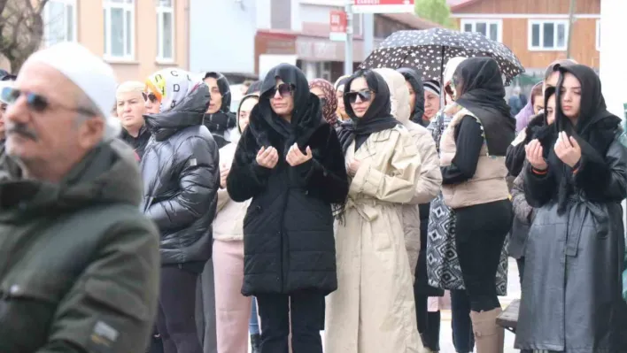 Ailesi cenazeyi kabul etmedi, evinde ölü bulunan dansçı Sakarya'da defnedildi