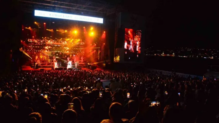 Ajda Pekkan şovuyla hayranlarına unutulmaz bir gece yaşattı