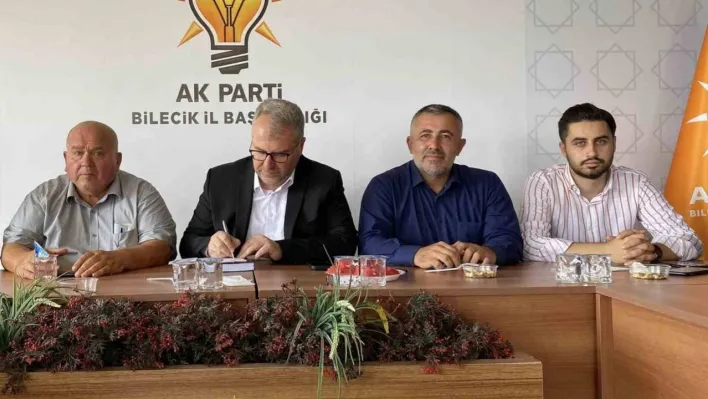 AK Parti heyeti muhtarlarla bir araya geldi