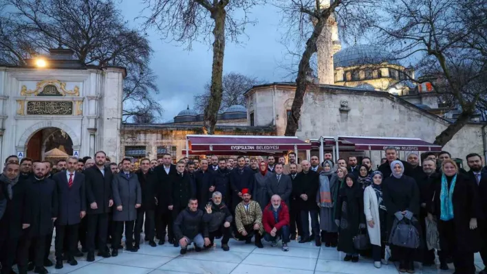 AK Parti İstanbul İl Başkanı Abdullah Özdemir, Fatih Sultan Mehmet Han'ın türbesini ziyaret etti