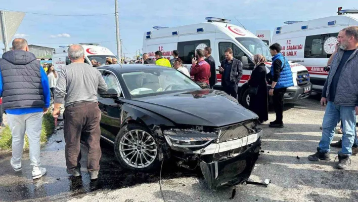 AK Parti Sakarya Milletvekili Ali İnci'nin karıştığı kazada 5 kişi yaralandı