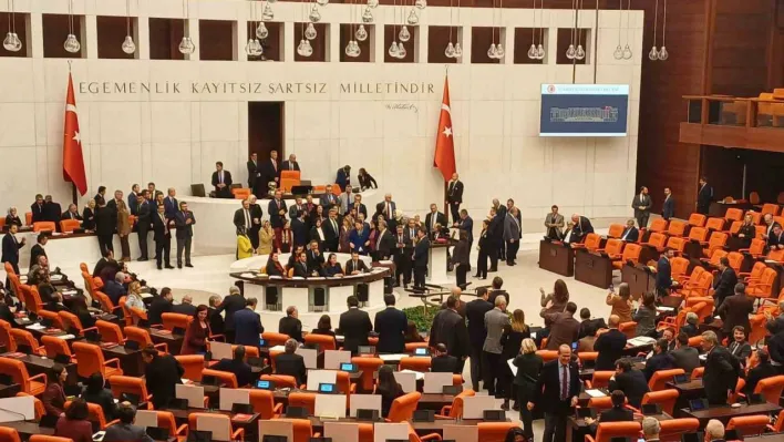 AK Partili milletvekilleri TBMM'de söz verilmemesini protesto etti